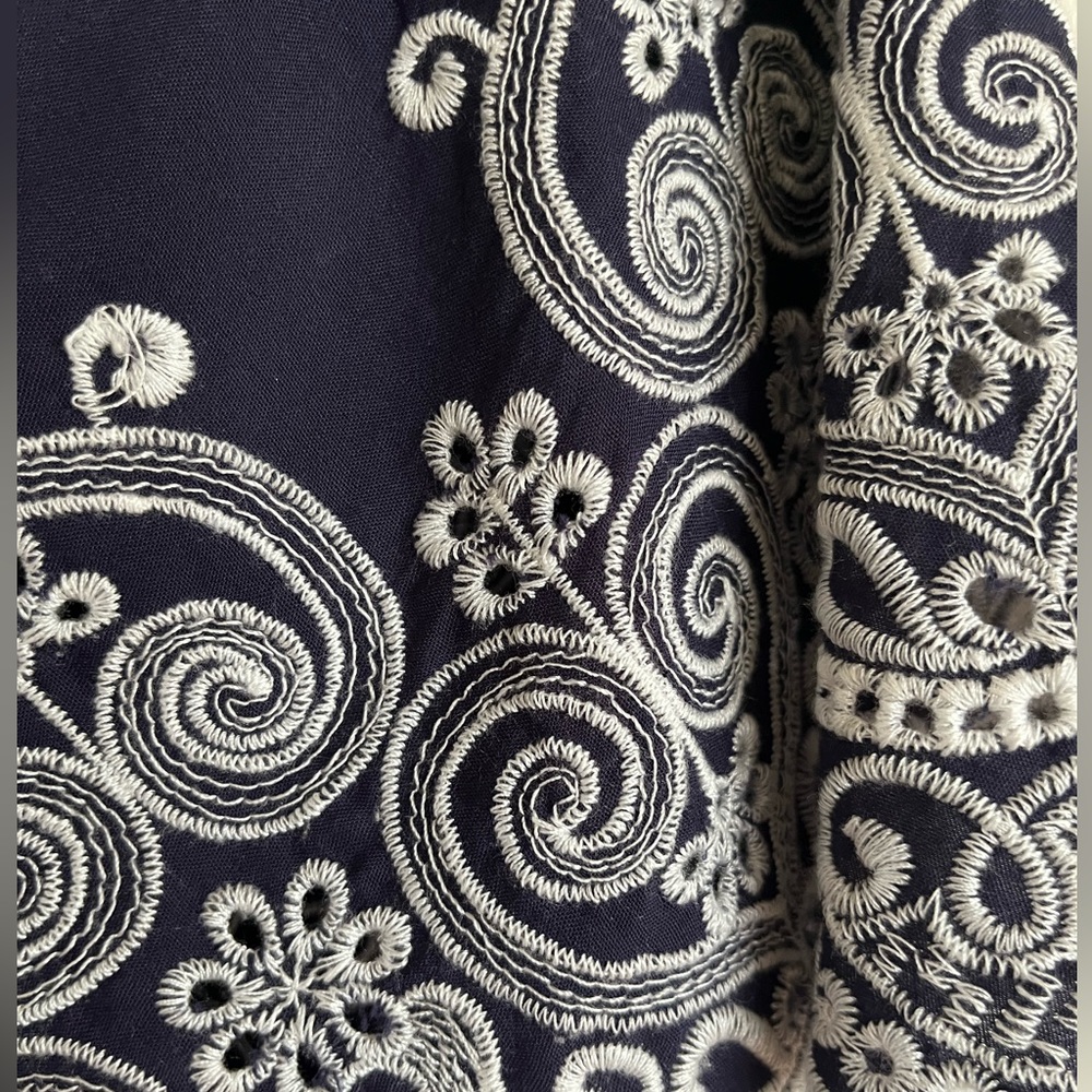 🌷⭐️Host Pick⭐️Papillon Navy Blue Blouse with White Embroidery - Picture 5 of 8